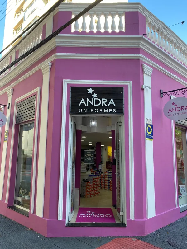 Fachada da loja Andra Uniformes, na esquina da Rua Bocaiúva