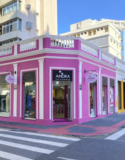 Fachada da loja Andra Uniformes, na esquina da Rua Bocaiúva